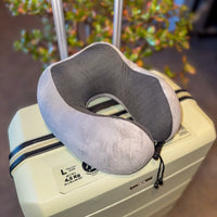 Thumbnail for Coussin cervical ergonomique en velours gris perle posé sur une valise. Parfait pour le confort lors des voyages grâce à sa mousse à mémoire de forme, pratique et portable.