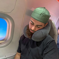 Thumbnail for Personne utilisant un coussin de voyage ergonomique couleur anthracite dans un avion. Conçu pour un soutien cervical optimal et un confort supérieur en déplacement.