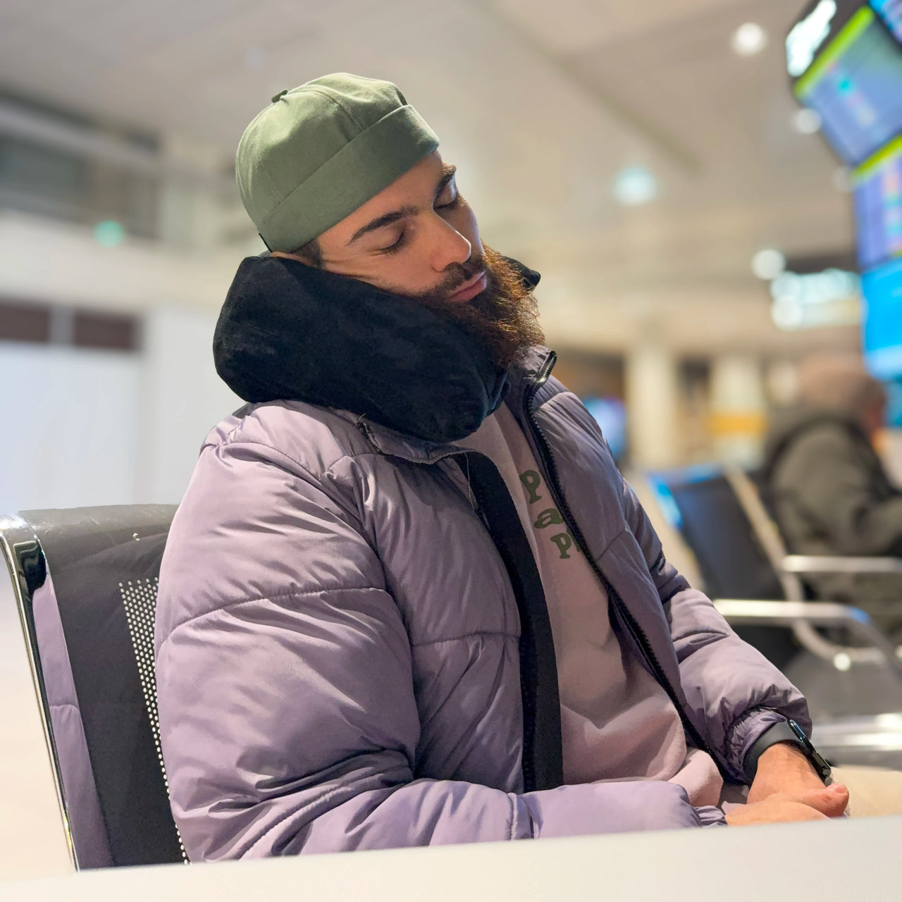 Personne utilisant un coussin de voyage rembourré avec rangement intégré, idéal pour le confort pendant les trajets en avion.