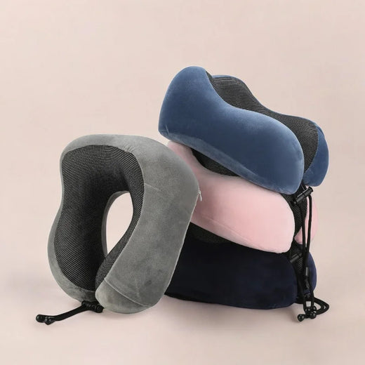 Oreillers de voyage ergonomiques en mousse à mémoire de forme avec revêtement en velours. Disponible en plusieurs couleurs : gris, bleu, rose et noir.