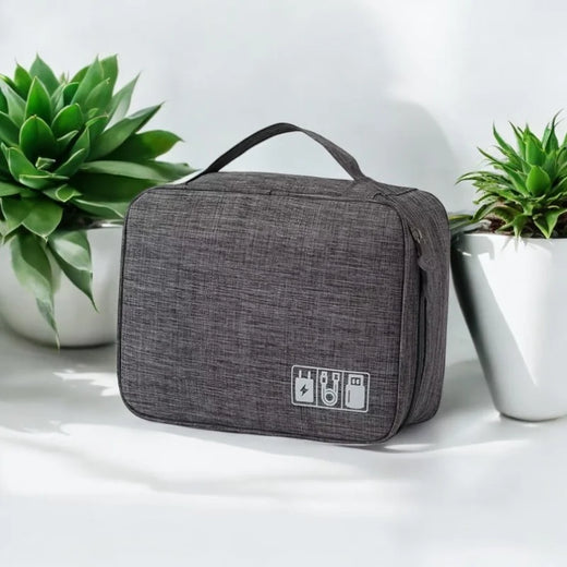 Pochette organisateur gris avec 1 compartiment, idéale pour ranger accessoires de voyage, câbles et chargeurs.