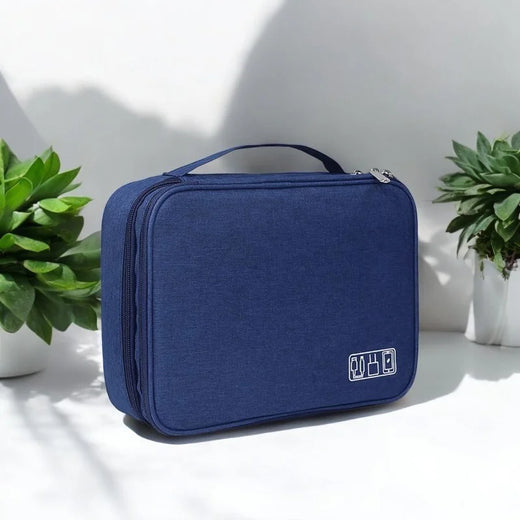 Image d'une Trousse de Rangement Multifonction à 2 Compartiments en couleur bleu marine, idéale pour organiser vos accessoires électroniques, cosmétiques ou câbles lors de vos voyages.